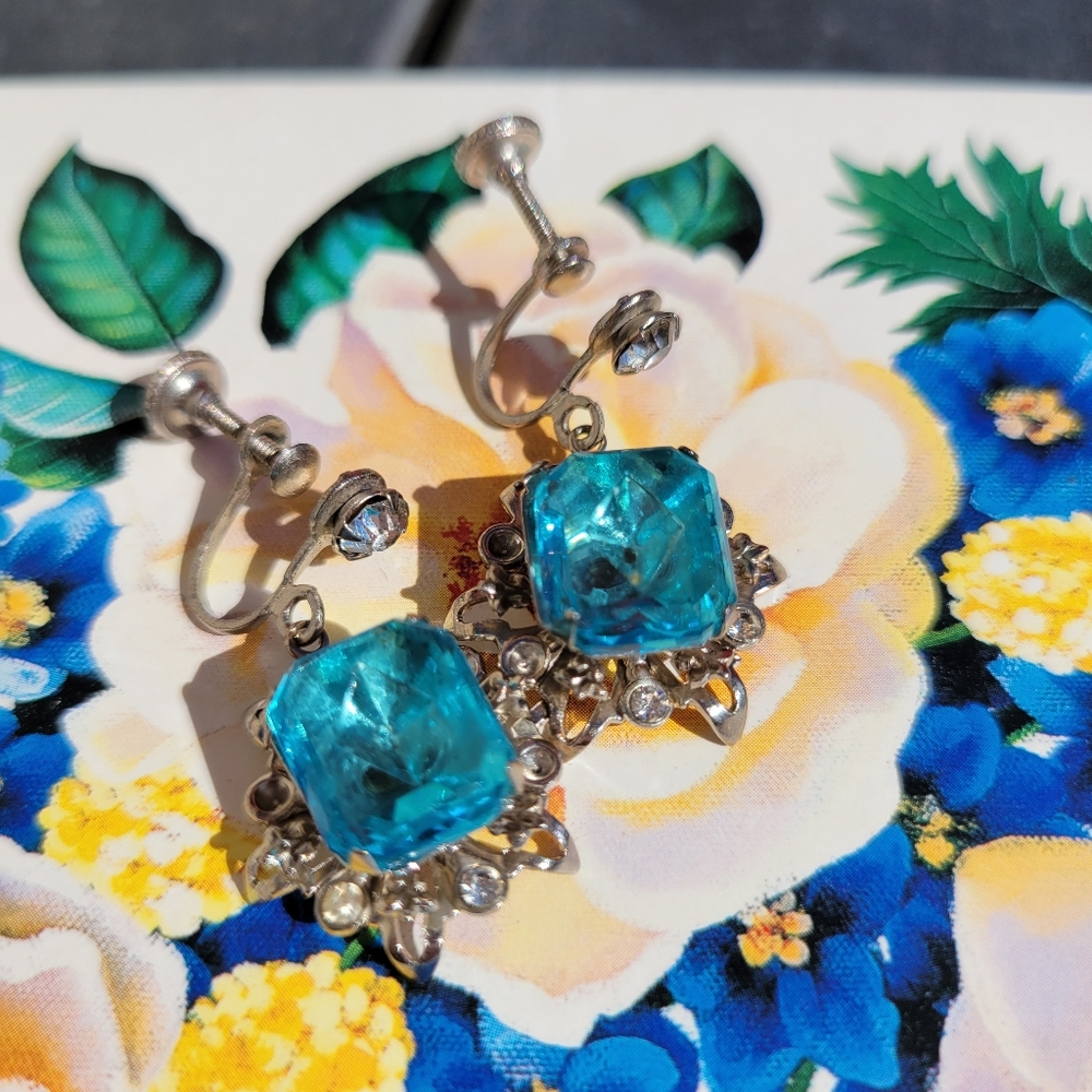 Lovely Vintage Screw-Back Earrings ~ Aquamarine Color ~ Very Pretty!